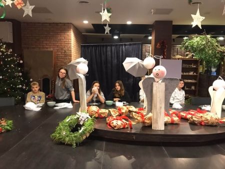 Tworzenie świątecznych pierniczków przez uczniów klasy VI B w Szkole Łacińskiej...