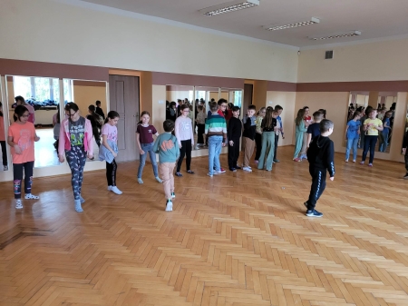 Zajęcia taneczne klas pierwszych i trzecich w Klubie Garnizonowym