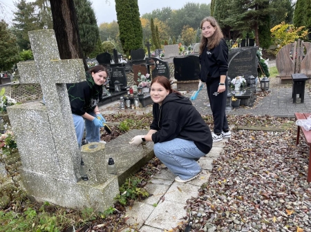 Szkolny Klub Wolontariatu zadbał o nagrobki na Cmentarzu Komunalnym w Malborku
