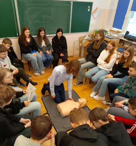 Ćwiczenia klas ósmych z udzielania pierwszej pomocy