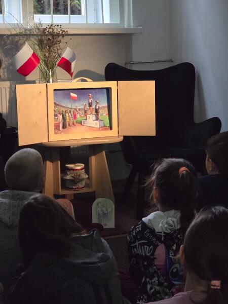 Klasa II a na zajęciach w bibliotece pedagogicznej-Niepodległa