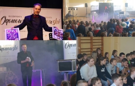Iluzjonista - Łukasz  Ogonowski wśród uczniów