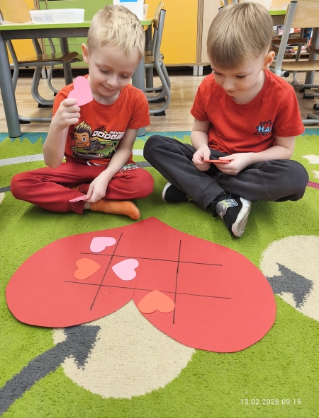 Walentynkowe zabawy sensoryczne w ,,zerówce,,