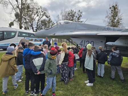 Klasy 2a i 3a zwiedzały lotnisko wojskowe w Królewie Malborskim