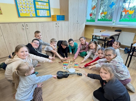  Poznajemy ukulele i instrumenty perkusyjne