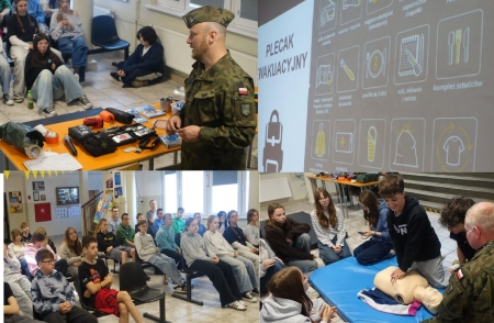 Edukacja z wojskiem na szkolnym holu